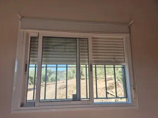 Ventana aluminio blanco 1550x1150 con persianas