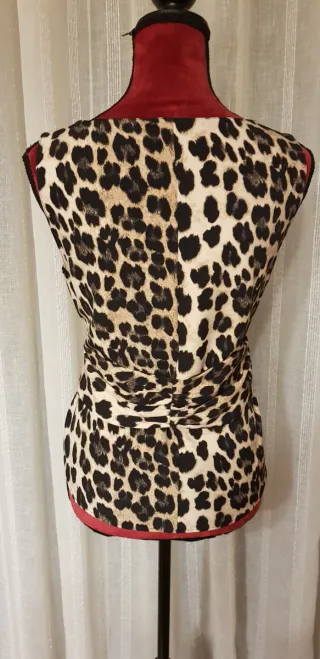 Top sin mangas Zara Basic estampado animal print