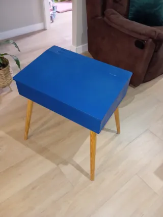 Pupitre azul con patas de madera