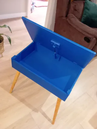 Pupitre azul con patas de madera