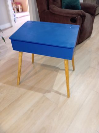 Pupitre azul con patas de madera