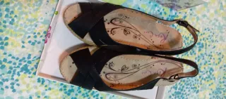 Sandalias negras cuña