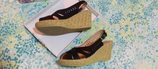 Sandalias negras cuña