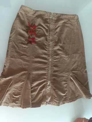 Falda marrón con bordado floral