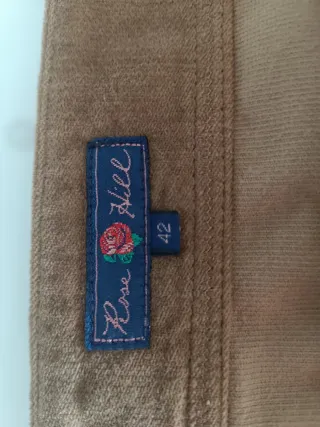 Falda marrón con bordado floral