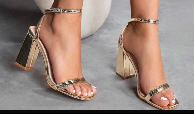 Tacones dorados de salón