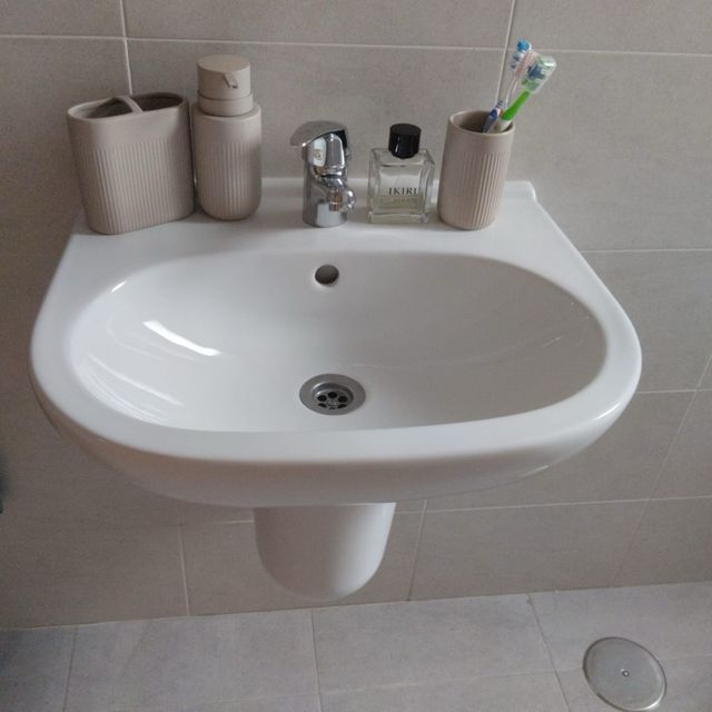 Lavabo e rubinetto in ceramica e metallo