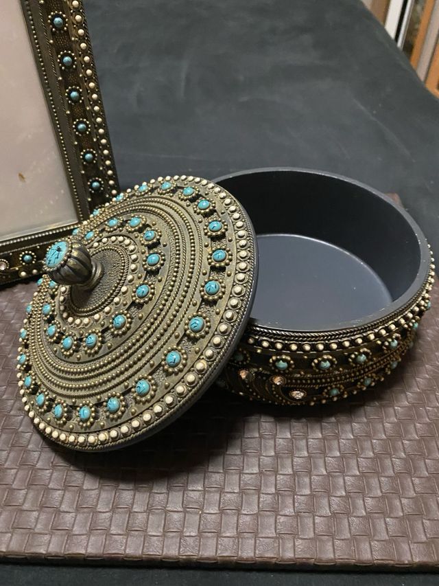 Marco de fotos y joyero decorado