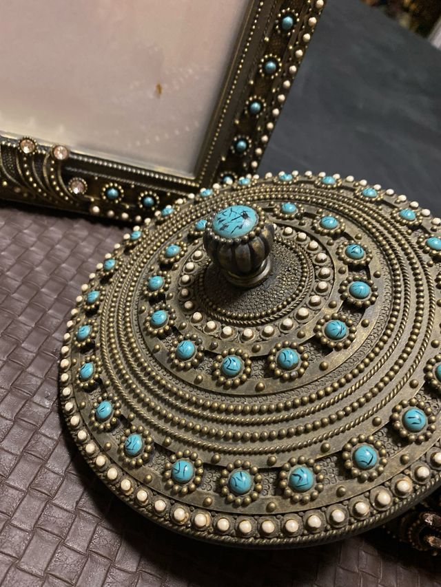 Marco de fotos y joyero decorado