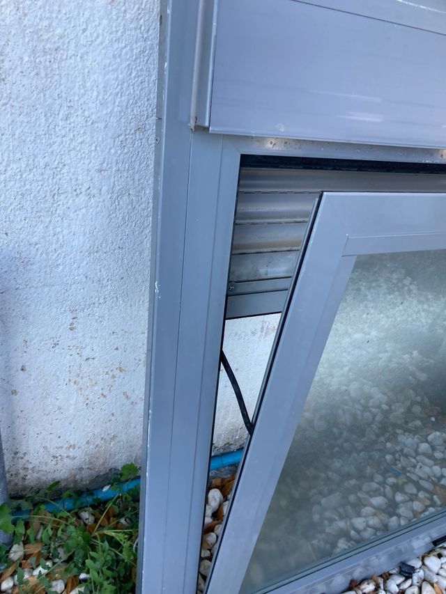 Ventana de aluminio gris con persiana 105/1,15