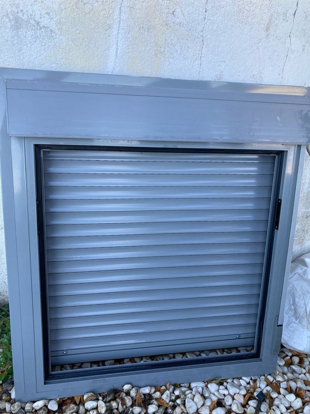 Ventana de aluminio gris con persiana 105/1,15