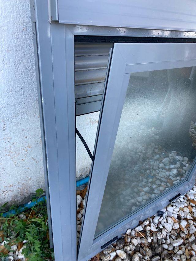 Ventana de aluminio gris con persiana 105/1,15