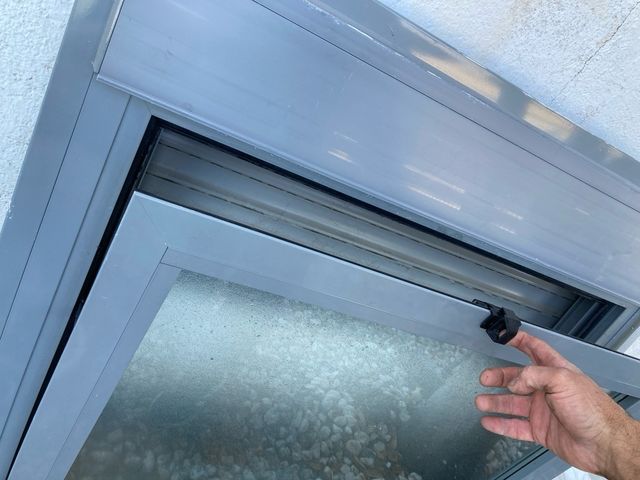 Ventana de aluminio gris con persiana 105/1,15