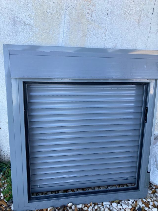 Ventana de aluminio gris con persiana 105/1,15