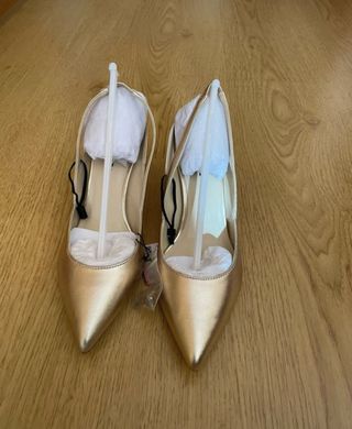 Zapatos de tacón Zara dorados