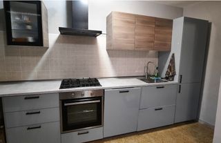 Cucina componibile marrone e grigia