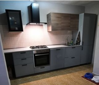 Cucina componibile marrone e grigia