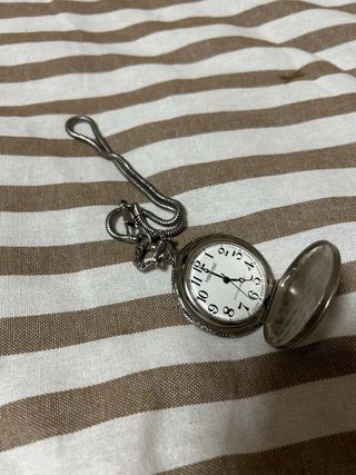 Reloj de bolsillo antiguo plateado
