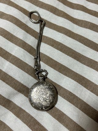 Reloj de bolsillo antiguo plateado