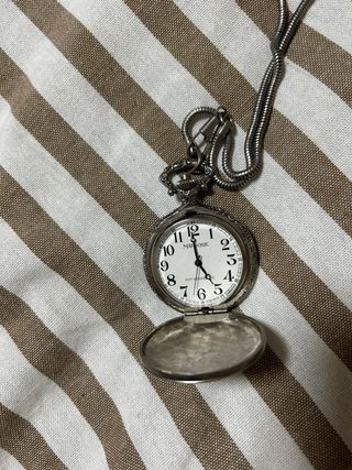 Reloj de bolsillo antiguo plateado