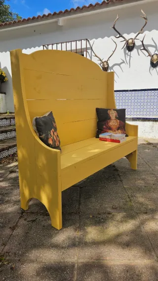Banco de madera estilo castellano amarillo