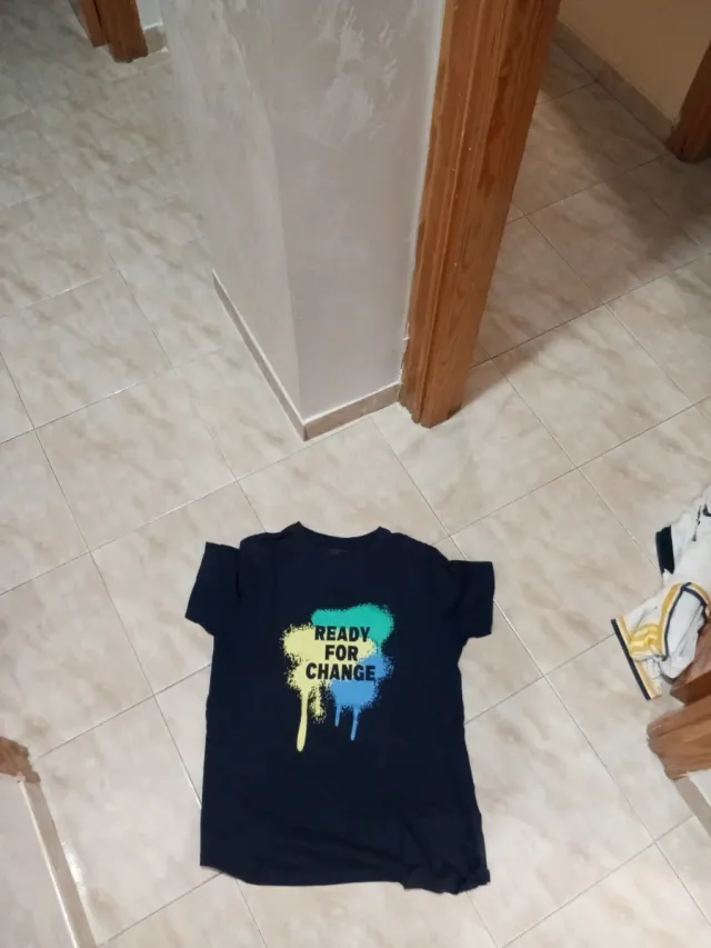 Todas tallas de camiseta a 3€ , 10 camisetas a 20€