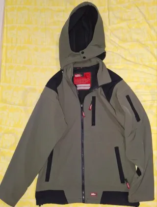 Chaqueta verde y negra con capucha