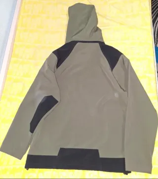 Chaqueta verde y negra con capucha
