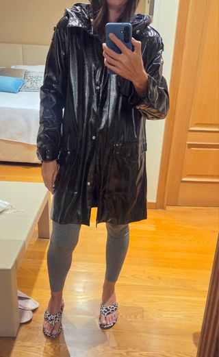 Gabardina efecto piel brillante Zara