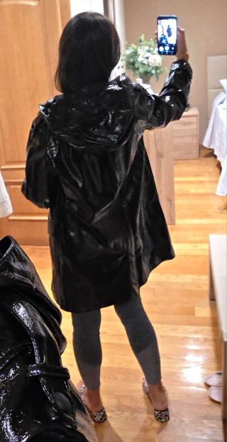 Gabardina efecto piel brillante Zara