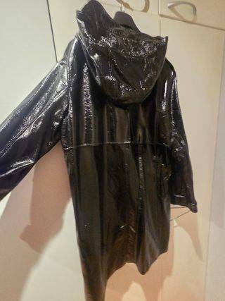Gabardina efecto piel brillante Zara
