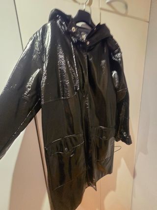 Gabardina efecto piel brillante Zara