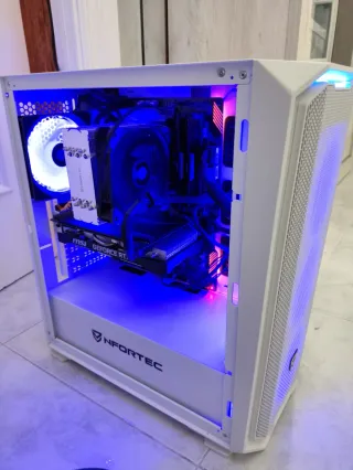 Ordenador de sobremesa con pantalla 


