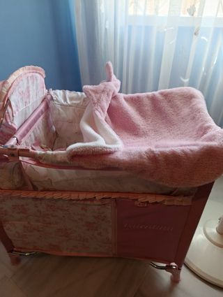 Cuna de muñecas rosa