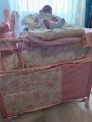 Cuna de muñecas rosa