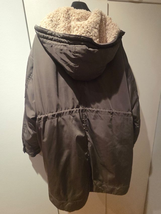 Cazadora Zara verde militar,es amplia