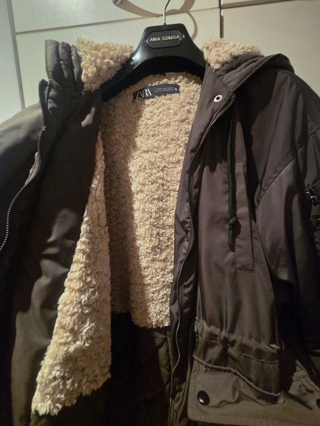 Cazadora Zara verde militar,es amplia