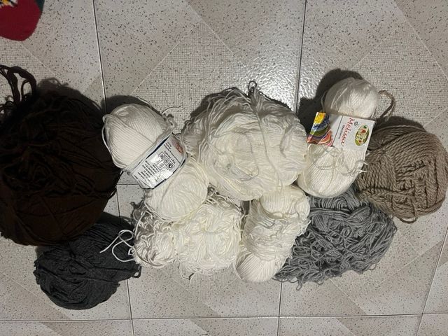 Lote de lanas y hilos (marrón, gris, blanco)