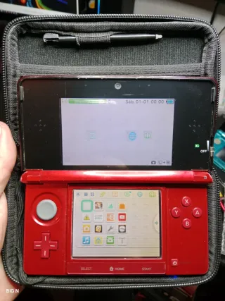 Nintendo 3DS Roja con funda lapiz y cargador 