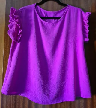 Camisa fucsia con volantes