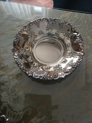 Plato decorativo plateado labrado