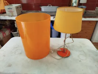 Papelera naranja y lámpara amarilla y naranja