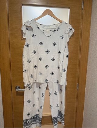 Conjunto pantalón y camiseta estampado