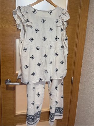 Conjunto pantalón y camiseta estampado