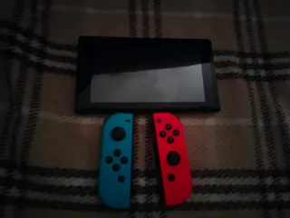 Nintendo Switch con Joy-Con Azul y Rojo