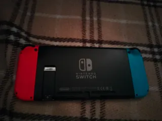 Nintendo Switch con Joy-Con Azul y Rojo