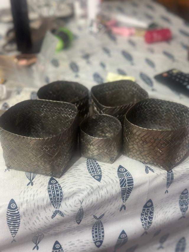 Cestas de metal plateado hechas a mano