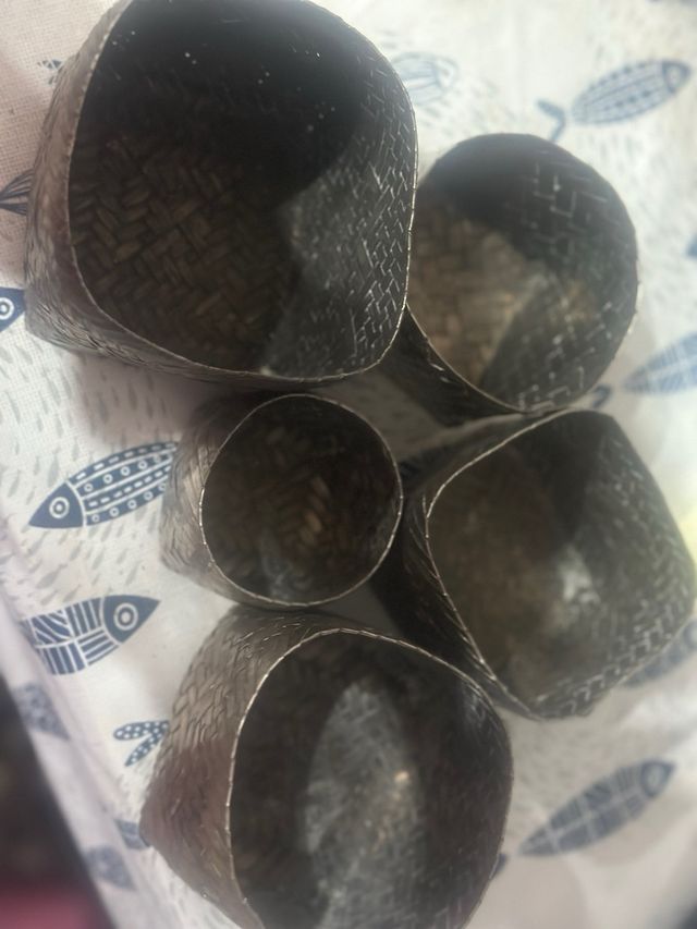 Cestas de metal plateado hechas a mano