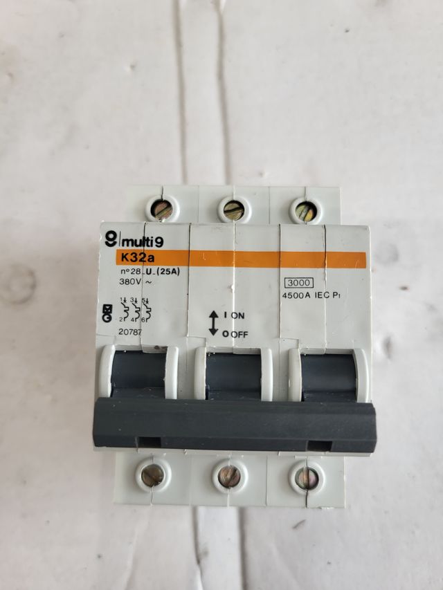 Interruptor Automático Schneider Multi 9 K32a
