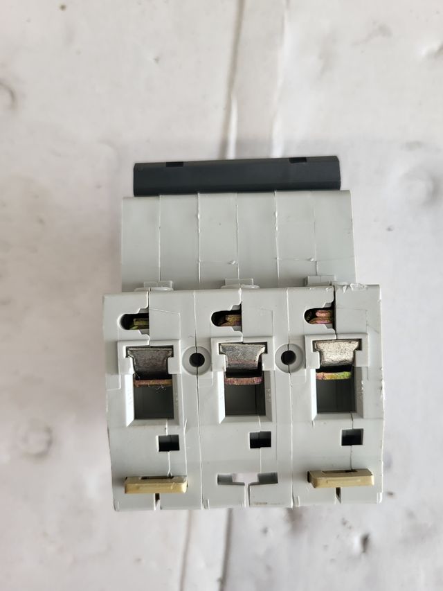 Interruptor Automático Schneider Multi 9 K32a